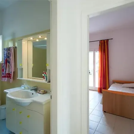 Adorable 3 Bedroom Maisonette In Pounta Apartment